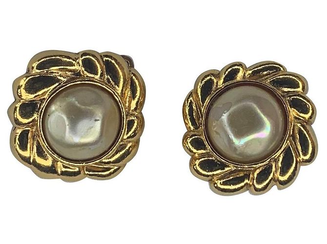 Brincos Chanel de flor dourada e pérola Creme Gold hardware
