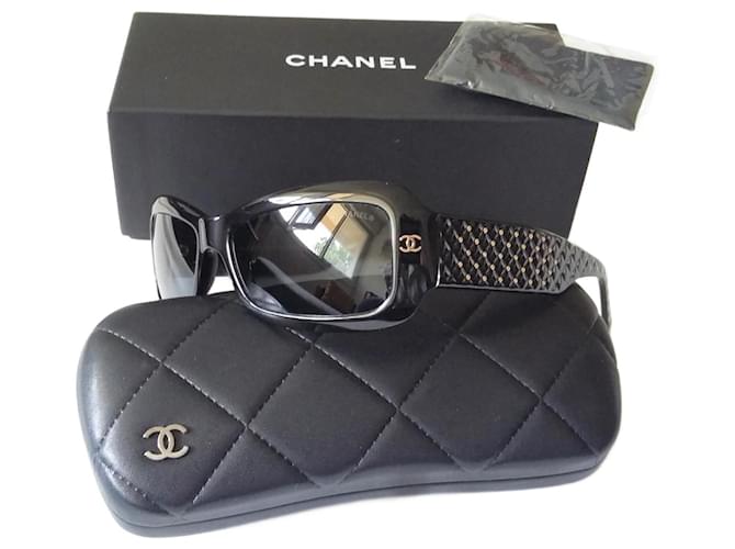 Chanel Año 2000 - Logo CC dorado - Ramas acolchadas con tachuelas doradas Negro Vidrio Acetato  ref.932993
