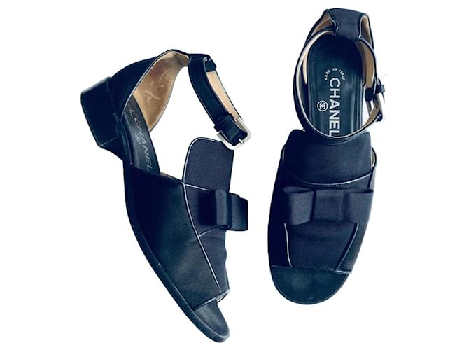 Chanel Sandalen im Loafer-Stil mit offener Zehenpartie Schwarz Leder Leinen Satin  ref.934139