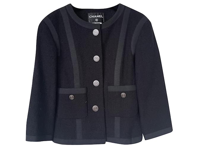 Chanel Pequeña chaqueta negra atemporal Negro Tweed  ref.934629