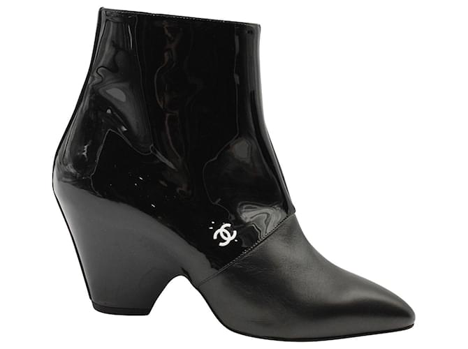 Timeless Chanel 20C Logo Ankle Boots in Black Patent Leather  ref.935970