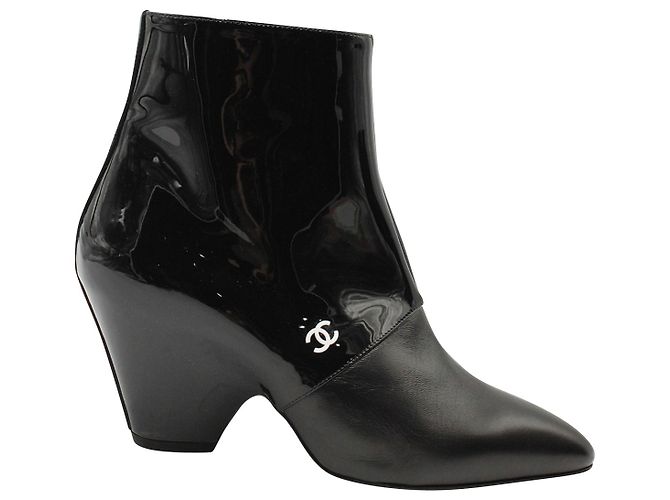 Timeless Chanel 20Botines con logo C en charol negro
