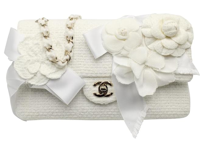 Chanel Camellia verzierte klassische mittelgroße Tasche mit Klappe aus weißem Tweed Wolle  ref.935998
