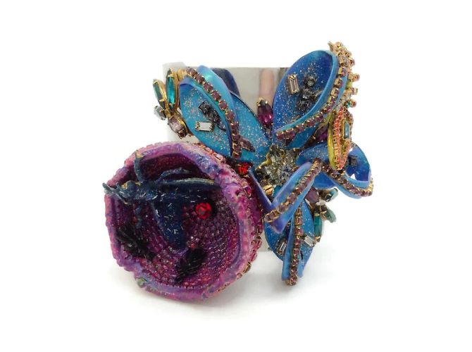 Erickson Beamon Viola / Blu / Bracciale Multi Fiore e Insetto Porpora