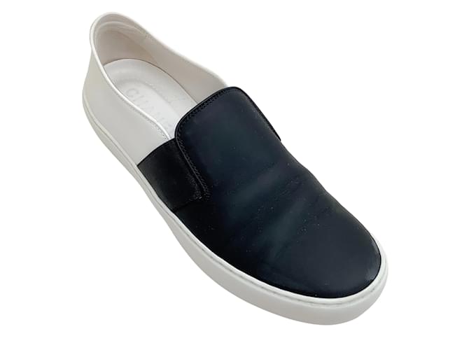Chanel Satén Negro / Zapatillas sin cordones de cuero blanco  ref.938362