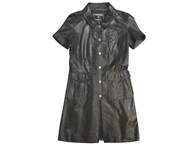 Jaqueta Chanel preta com forro de seda e logo Cc abotoada manga curta e jaqueta de couro de cordeiro Preto  ref.938815
