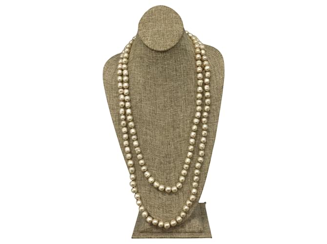 Chanel Crème Vintage 1981 Collier de perles extra long classique Beige  ref.938855