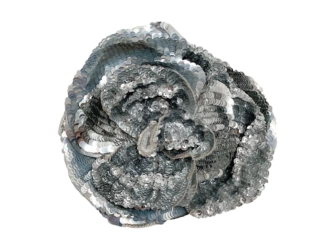 Chanel Silberne Kamelienbrosche mit Pailletten  ref.939033