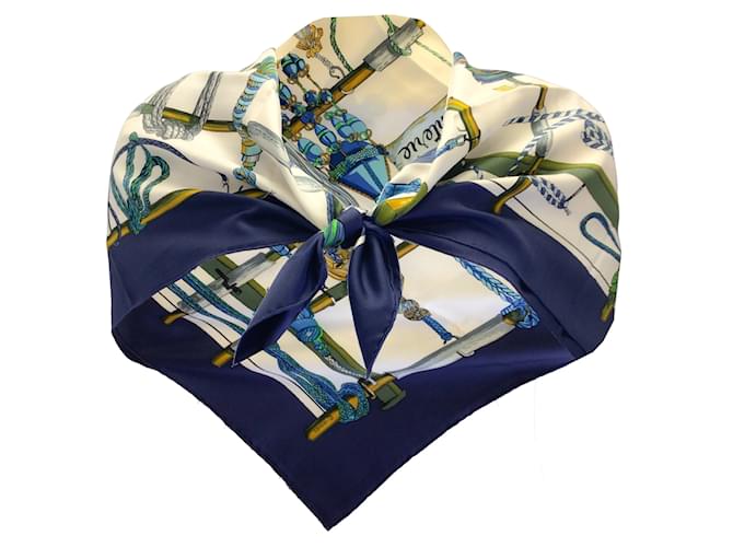Hermès bleu marine / Foulard carré en sergé de soie à imprimé passementerie ivoire  ref.939375