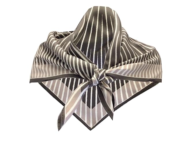 Hermès Hermes Paris Taupe / Nicht-gerade weiss / Grau bedruckter quadratischer Schal aus Seidentwill  ref.939385