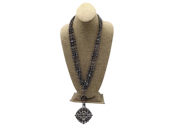 chanel bronce de cañón 2017 Collar de perlas de tres hileras con logotipo CC adornado con cristales Gris  ref.939477