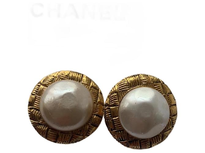 Chanel Earrings Cream Gold hardware Metal Pearl ref.941994 - Joli