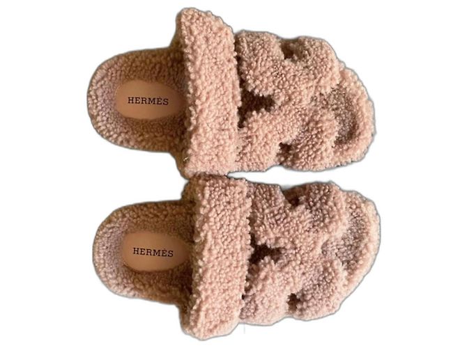 Sandali Hermès Chypre in pelliccia di pecora rosa