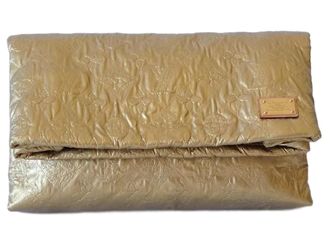 Louis Vuitton Clutch bags Golden Cloth ref.945872 - Joli Closet