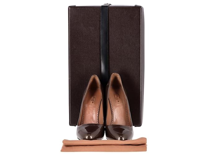 Alaïa Sapatos de cunha Alaia em couro envernizado bronze Metálico  ref.947054