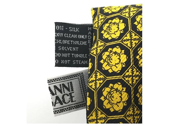 **Foulard Gianni Versace en soie jaune  ref.948165