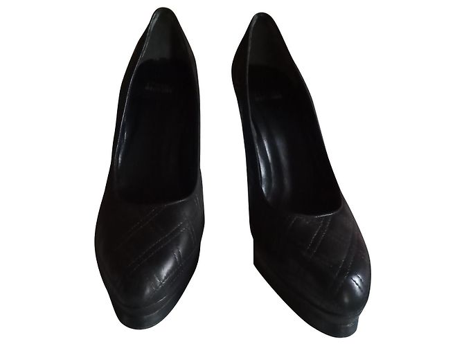 Sapatos de salto Stuart Weitzman em couro acolchoado preto