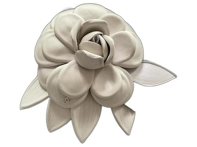 Chanel Pins & brooches White Leather  ref.950663