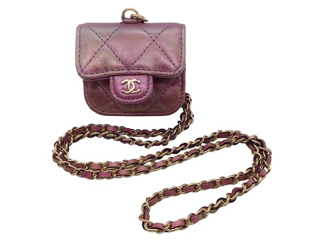 Púrpura Chanel / Estuche para Airpods Pro de piel de cordero iridiscente acolchada con correa de cadena con logotipo CC dorado claro / Bolso Cuero  ref.950789
