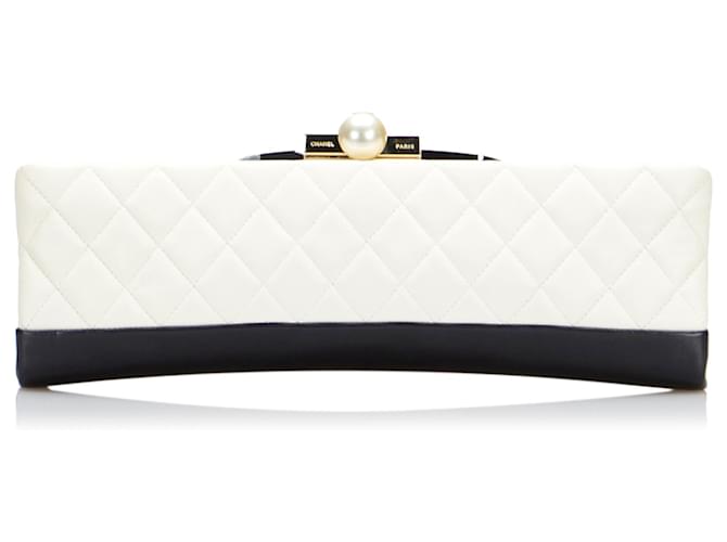 Chanel White Matelasse Clutch Black Leather ref.953576 - Joli Closet
