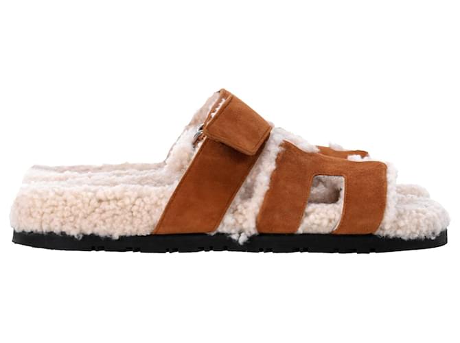 Hermès Sandalias planas con forro de piel de oveja Chypre de Hermes en ante marrón Castaño Suecia  ref.955902