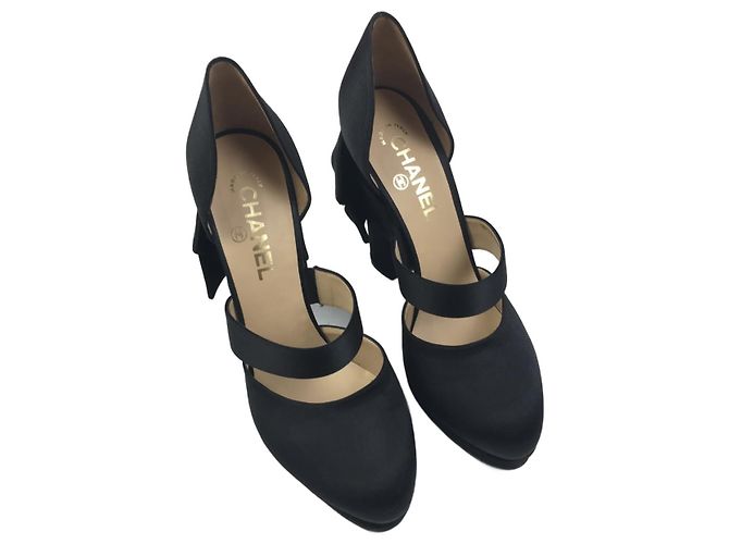 Cambon Chanel Satin pumps with bows Black