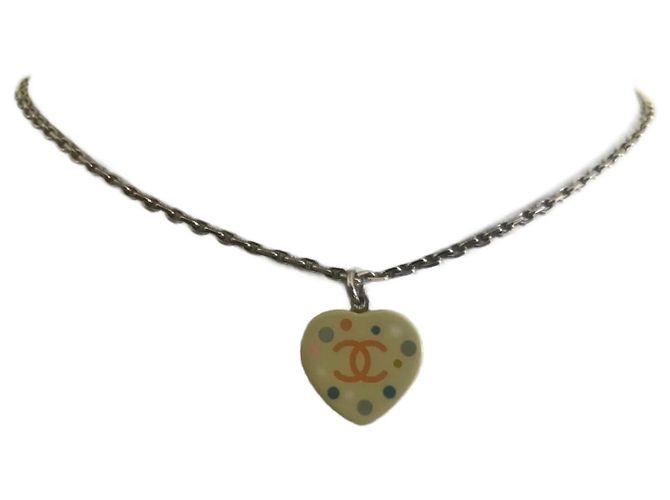 Collana Chanel con pendente a cuore CC multicolore