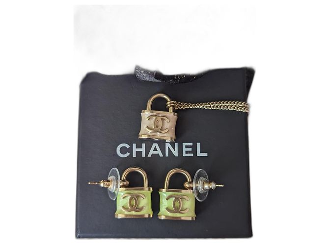 Chanel CC B18P logo Iridescente Lucchetto orecchini set collana box tag Multicolore