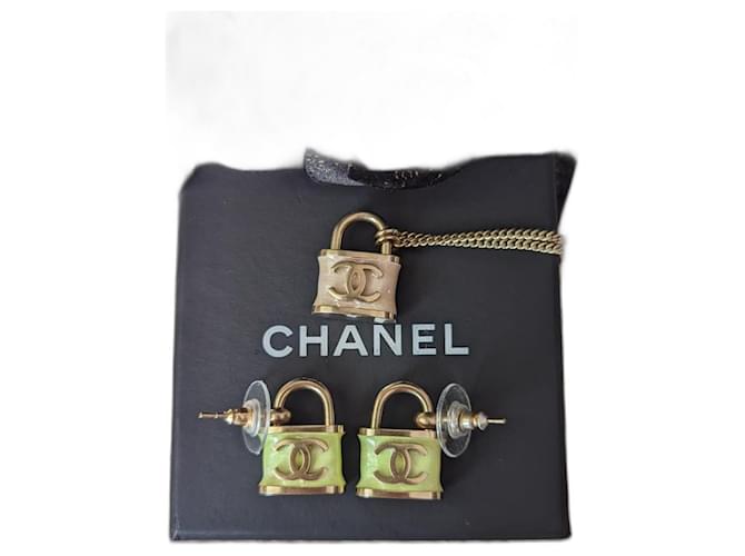 Chanel CC B18Conjunto de colares de brincos de cadeado iridescentes com logo P e tag Multicor Metal  ref.957152