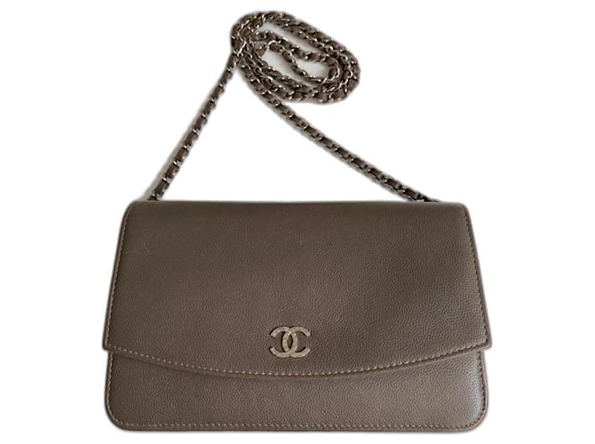 Chanel Brieftasche an der Kette Grau Leder  ref.957642