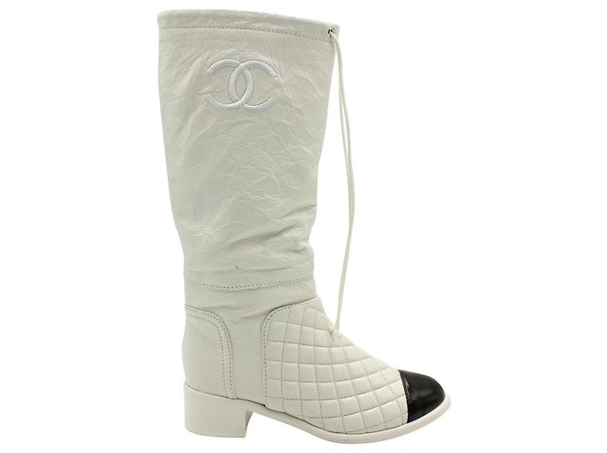 Chanel Interlocking CC Botas acolchoadas amassadas de cano médio em couro de bezerro branco