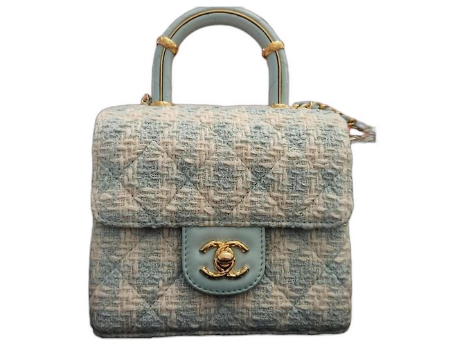 Wunderschöne Chanel in hellblauem Tweed