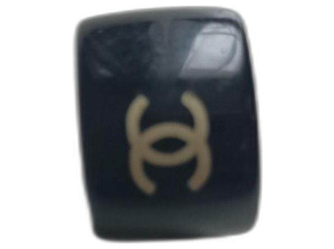 Bague Chanel Camélia en plastique noir