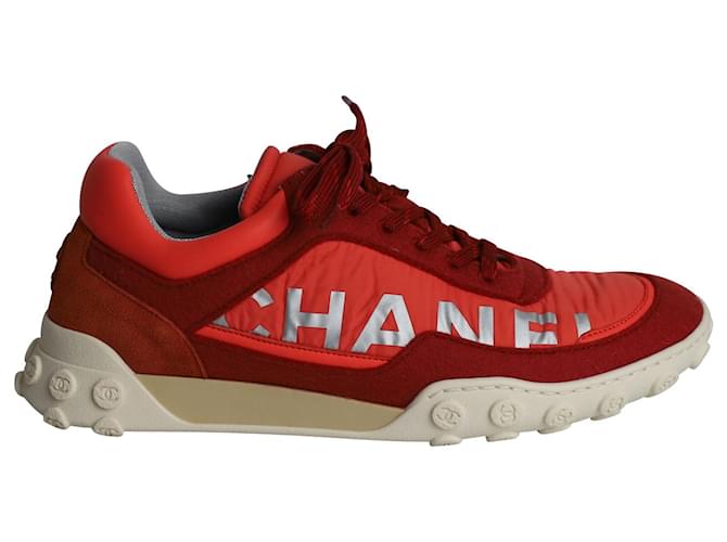 Sneakers basse con logo CC Chanel in pelle e tessuto rosso e arancione neon Multicolore  ref.960347