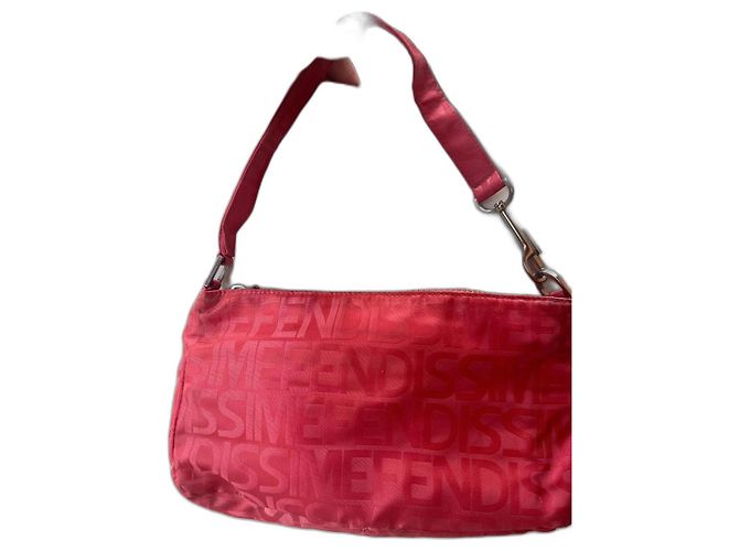 Fendi Baguette Handtasche aus rotem Satin