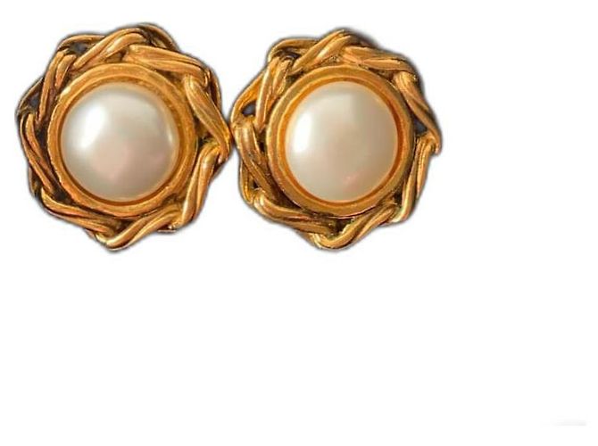 Chanel Brincos de clip em pérolas e metal dourado Creme Gold hardware
