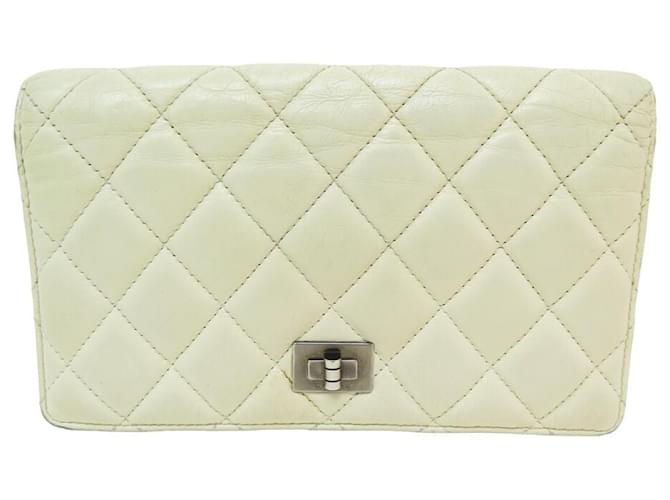 Chanel wallet 2.55 CLASP MADEMOISELLE WHITE QUILTED LEATHER WALLET  ref.961065 - Joli Closet