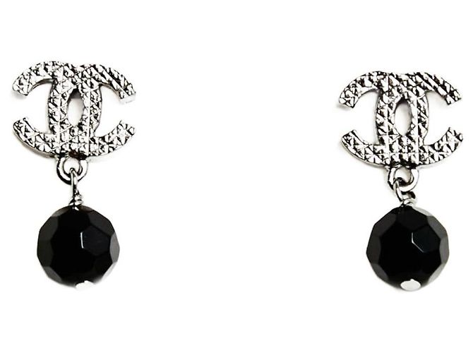 Chanel argento CC e perlina nera
