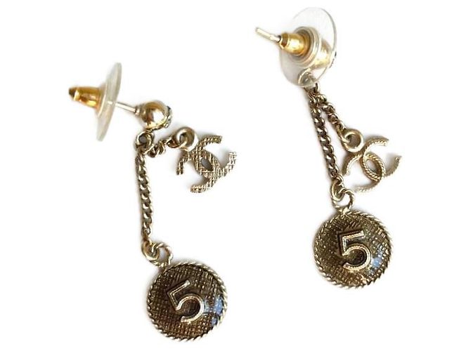 Boucles d'oreilles pendantes Chanel dorées brossées avec breloques
