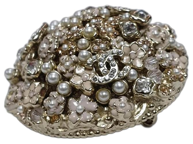 Chanel 11Une broche ronde en fausses perles Métal Argenté  ref.964542