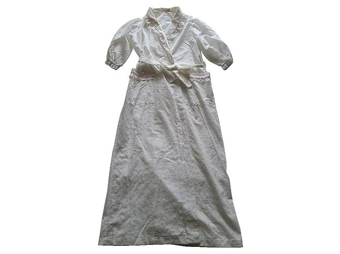 Autre Marque *** Bata de descanso bordada con ojales blancos Rosa
