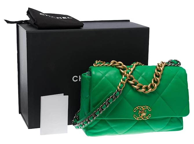 Chanel 19 leather handbag Chanel Green in Leather - 31832742