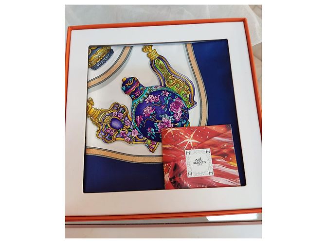 Pañuelo Hermès de seda con motivos de frascos de perfume Rosa Blanco Roja Azul Amarillo