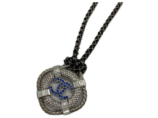 ***Collar con marca de coco circular CHANEL