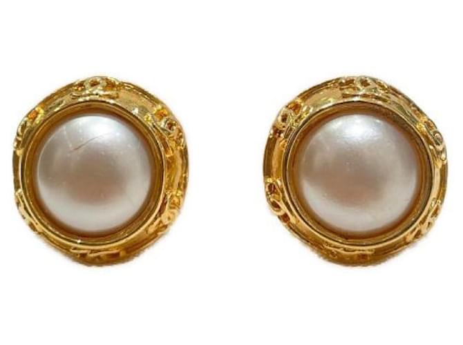 ***CHANEL-Ohrringe mit gefälschten Perlen hier Weiß Golden Vergoldet  ref.971396