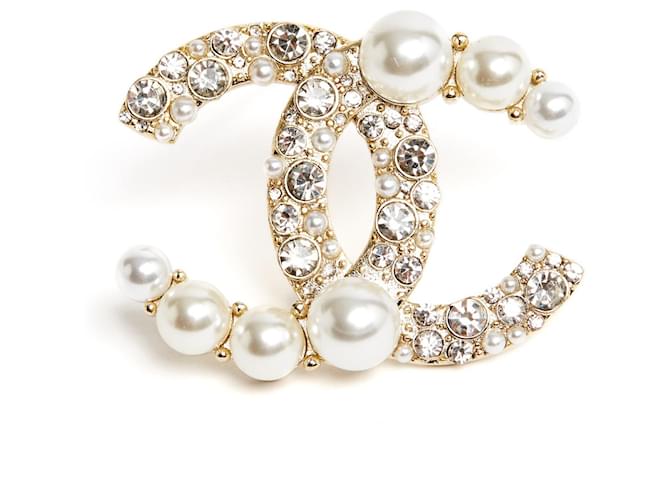 Chanel 2022 diamantes y perlas CC Dorado Metal  ref.971482