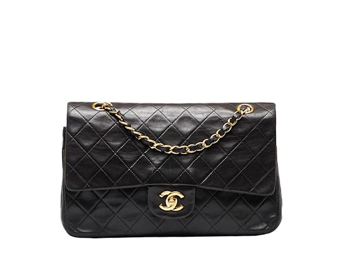 Chanel Mittelgroße klassische gefütterte Überschlagtasche Schwarz Leder  ref.971573
