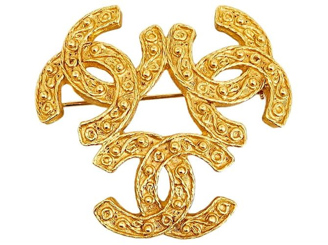 Chanel Gold Triple CC Brooch Golden Metal Gold-plated ref.971904 - Joli  Closet