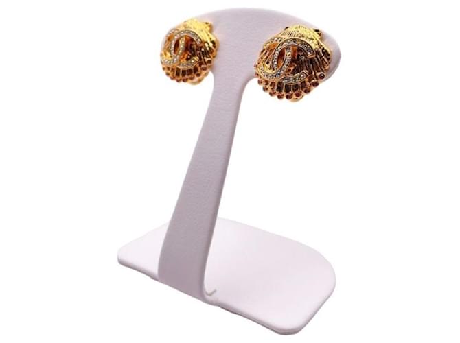 ***CHANEL  shell motif rhinestone earrings Golden Gold-plated  ref.972103