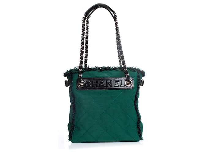 Chanel, Bolso de lona acolchado verde  ref.1001911